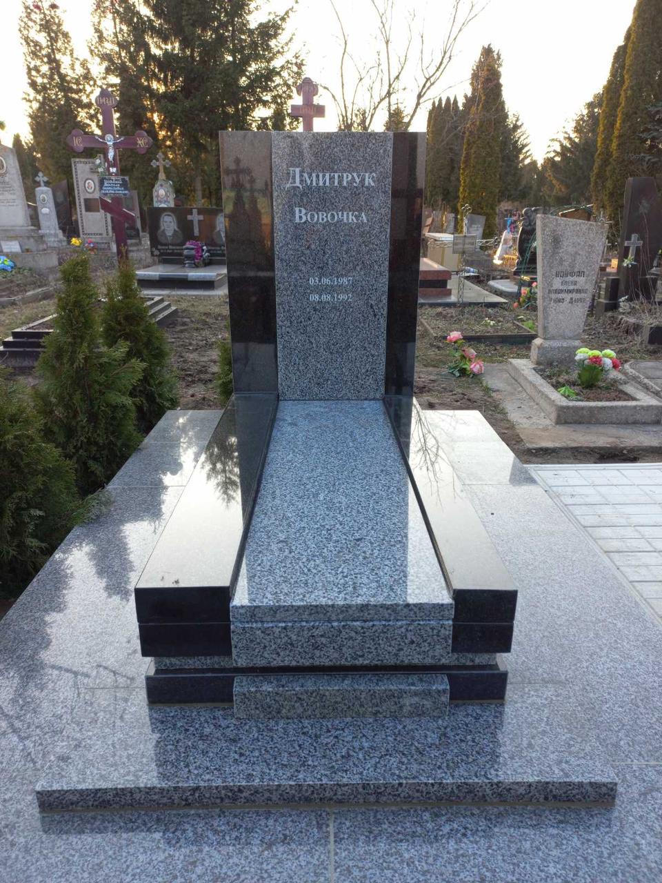 Дитячий пам'ятник хрест серце із чорного граніту Меморіал Ефемерне відлуння 1500*2500