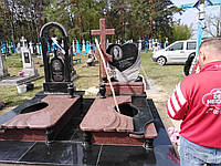 Детский памятник крест сердце из красного и черного гранита Мелодии благодати 3000*2500