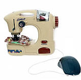 Дитяча іграшкова швейна машинка Маленький модельєр підсвітка, пульт керування, захист рук 27 см (6706А), фото 2
