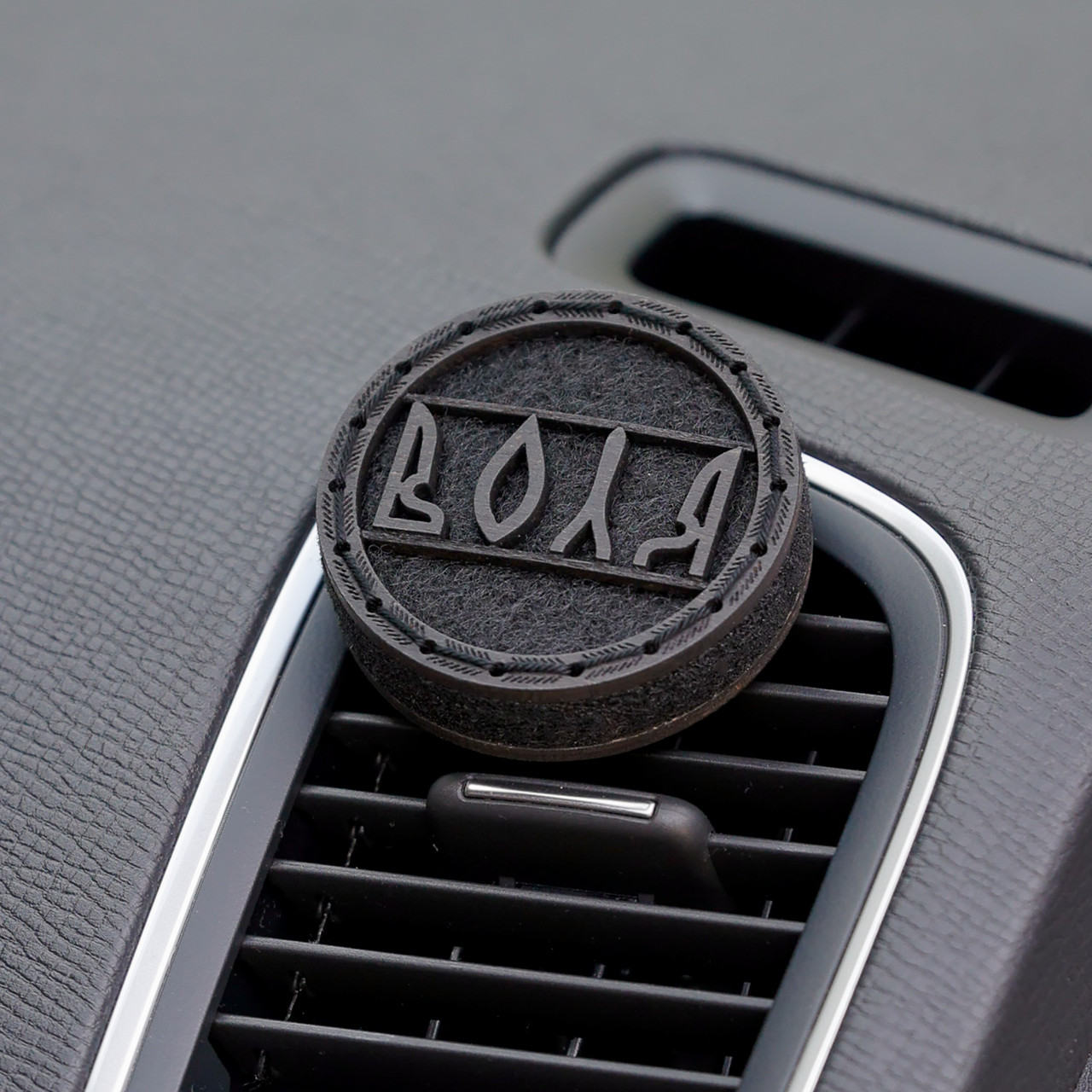 Ароматизатор на дефлектор в авто "ВОЛЯ BLACK" 6 см в дерев'яній коробці