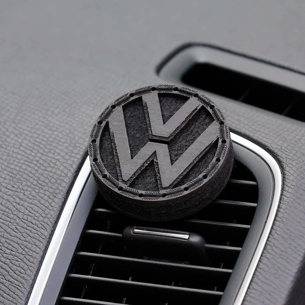Ароматизатор на дефлектор в авто "Volkswagen BLACK" 6 см в дерев'яній коробці
