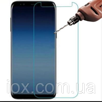 Захисне скло на Samsung Galaxy A8 2018 в упаковці
