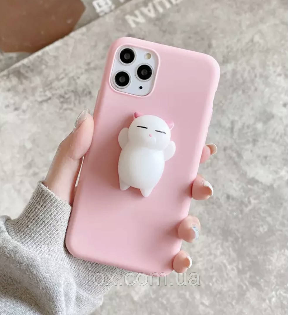 Рожевий чохол з м'яким білим котом для айфон 12/12pro анти стрес