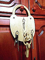 Оригинальная вешалка-ключница в форме навесного замка с двумя деревянными ключами, ручная работа