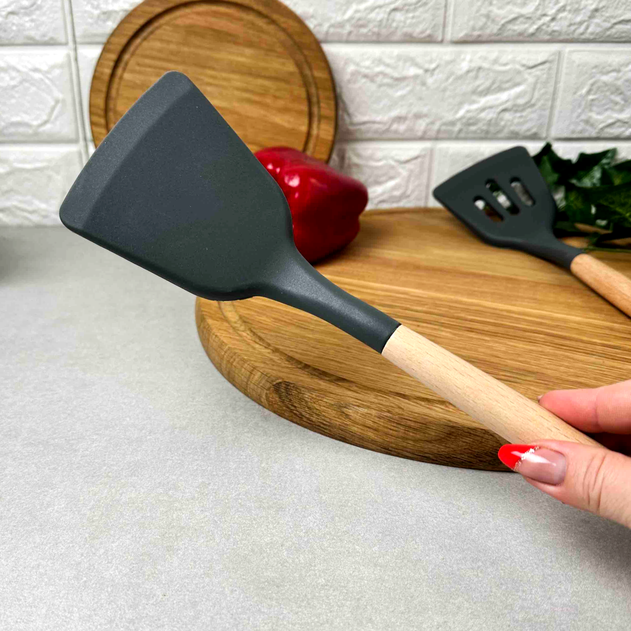Широка силіконова лопатка для кухні з дерев'яною ручкою Сіра
