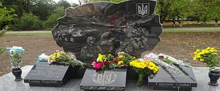 Пам'ятник військовим квітник із граніту
