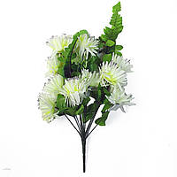Букет хризантемы с папоротником салатово-белые 13 голов с серебристым напылением