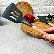 Силіконова лопатка з прорізами для кухні з дерев'яною ручкою Сіра