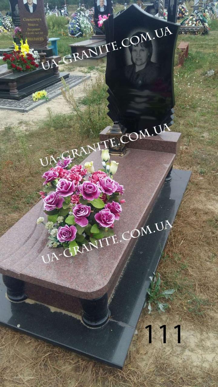 Сучасний пам’ятник закритий із червоного граніту 1000*2000