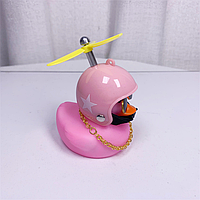 Автомобільна качка на торпеду з рожевим шоломом в окулярах з ланцюжком. Качка для велосипеда, самокату Рожева