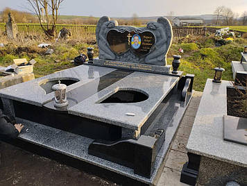Пам'ятник із ангелом граніт габро 2500*2500