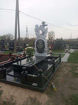 Пам'ятник із ангелом граніт габро 2000*2500