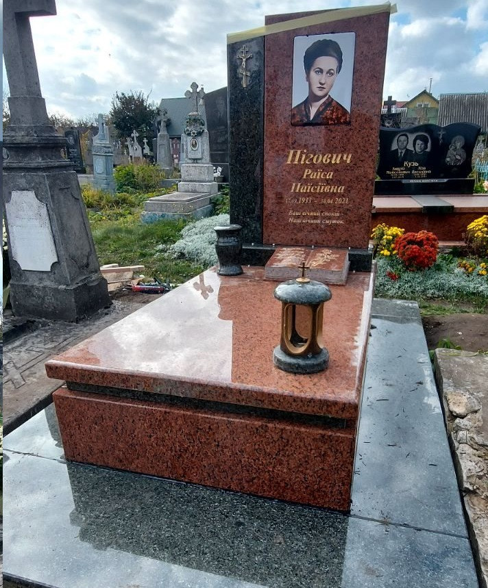 Європейський пам'ятник з граніту Велична Пошана 1400*2200
