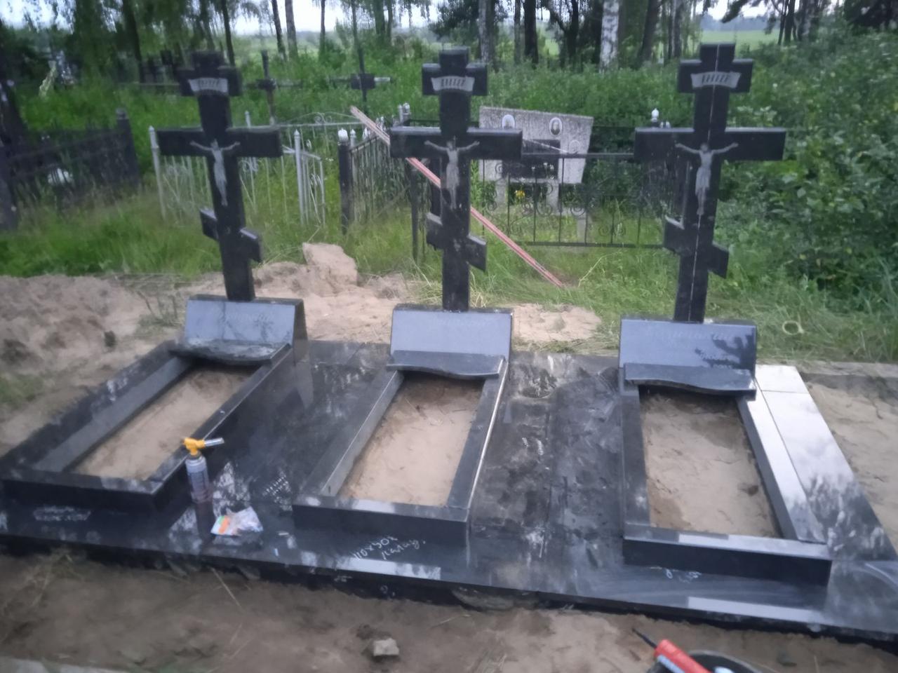 Пам'ятник на двох із покостівки сірого кольору 3000*2000