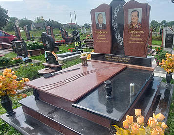 Пам'ятник на двох із покостівки сірого кольору 2400*2400