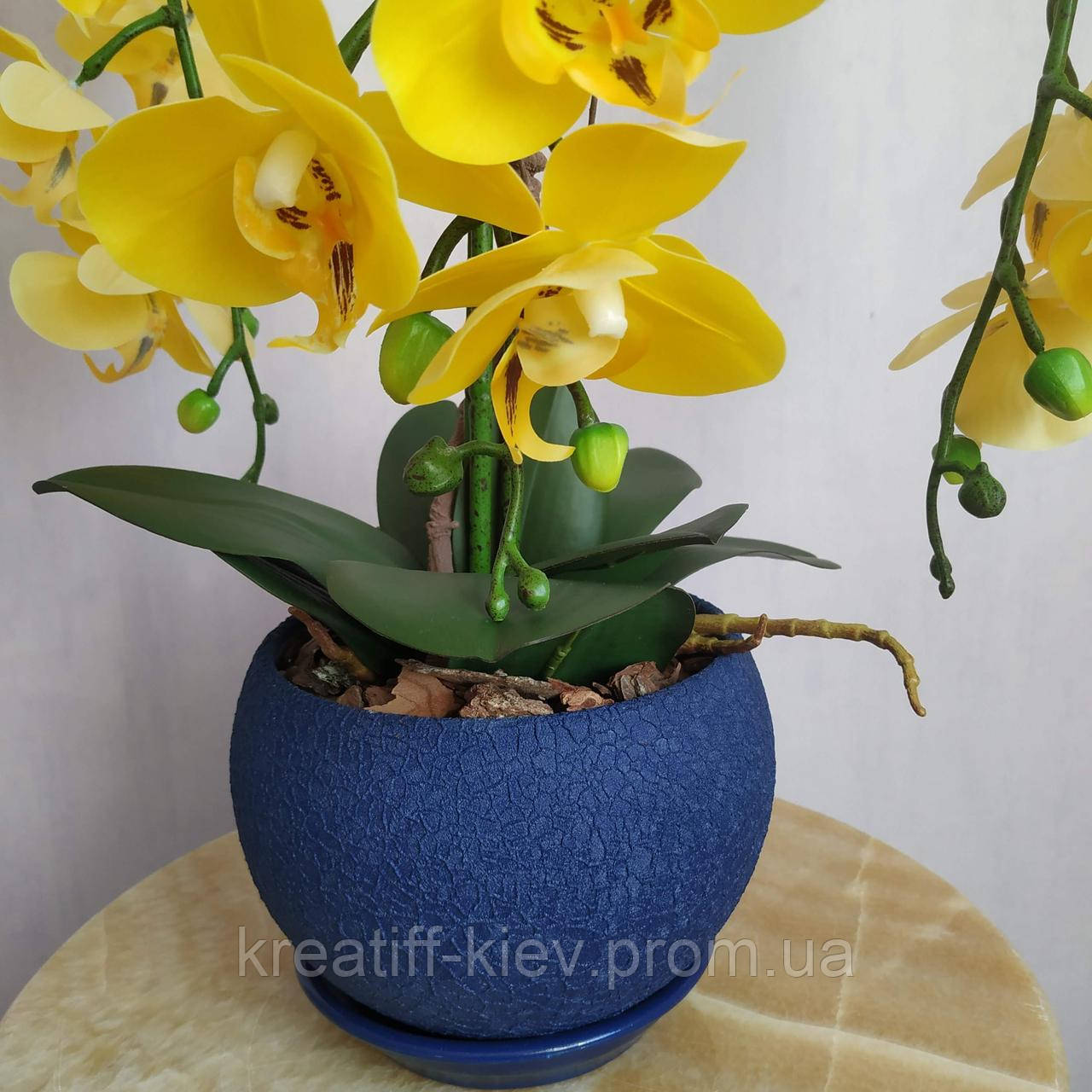 Штучна латексна орхідея VIP в синьому керамічному кашпо на три гілки жовта - фото 3 - id-p1927583294