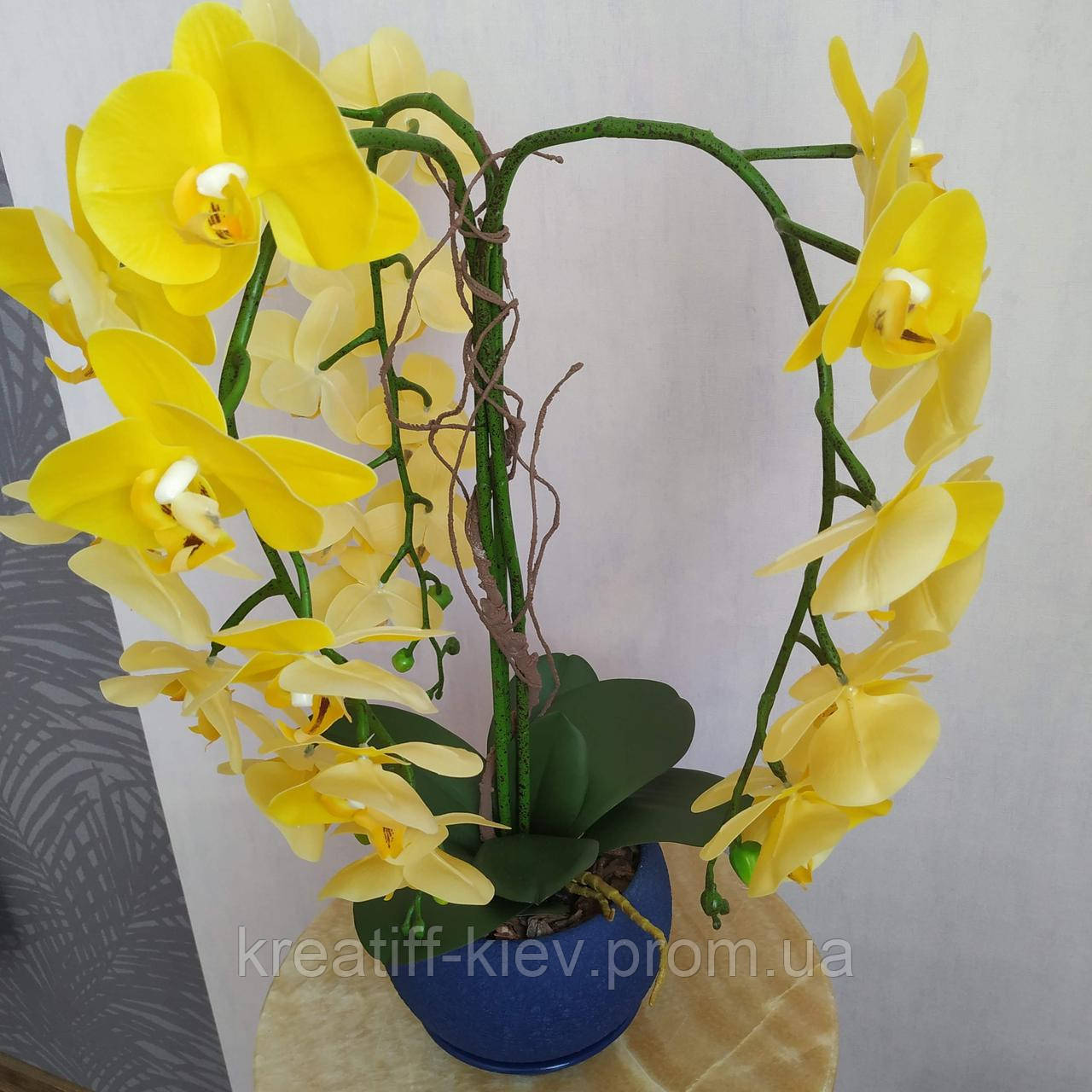 Штучна латексна орхідея VIP в синьому керамічному кашпо на три гілки жовта - фото 4 - id-p1927583294