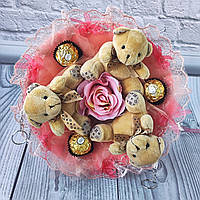 Персиковый букет с мягкими игрушками и конфетами Фереро Роше необычный подарок девушке или женщине
