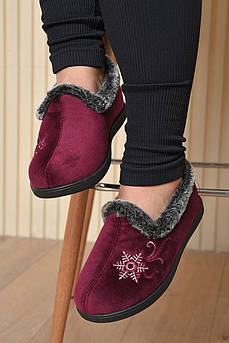 Капці жіночі на хутрі бордового кольору з візерунком 163618M