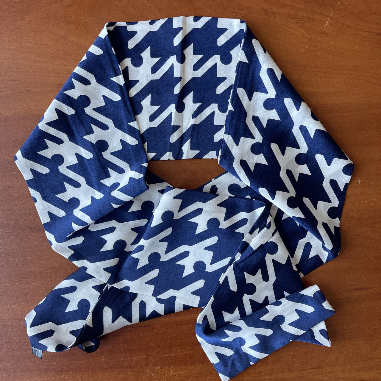 Шарф жіночий весна осінь тканина поліестер із відчуттям шовку принт гусяча лапка розмір 140х15 см - фото 1 - id-p1928371064