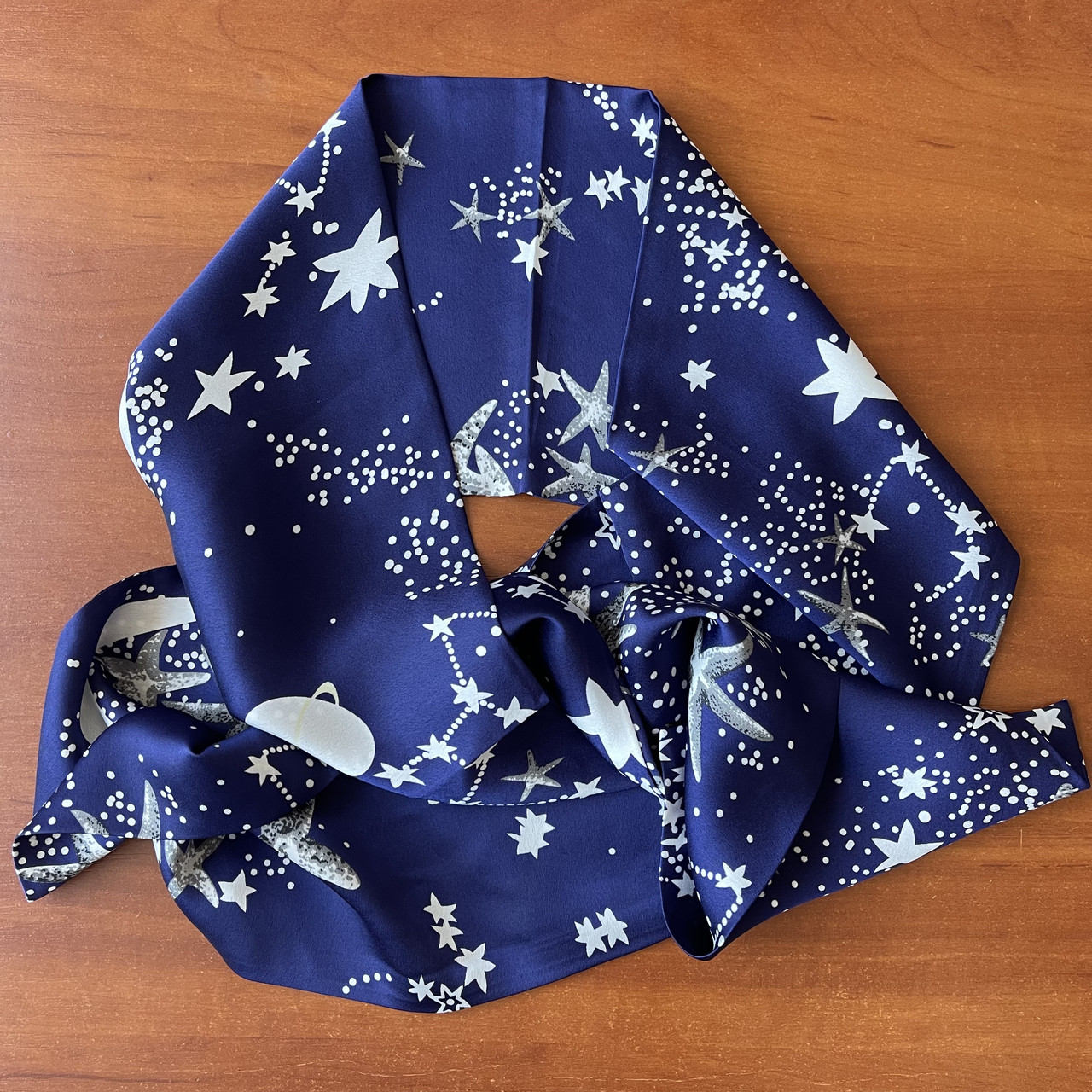 Шарф жіночий весна осінь тканина поліестер із відчуттям шовку принт зоряне небо розмір 140х15 см - фото 1 - id-p1928410102