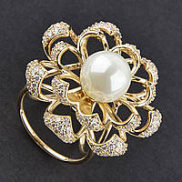 Кольцо для платка или шарфа золотистого цвета цветочек с белыми стразами и жемчугом размер изделия 3,5х2 см
