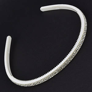 Обруч для волосся тонкий м'який білого кольору, два ряди з білими кристалами, що переливаються, і зубчиками