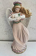 Фарфоровая статуэтка Ангел мира