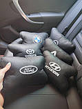 Шкіряна подушка підголівник з логотипом Skoda в машину стильний подарунок аксесуар під шию в авто, фото 3