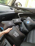 Автомобільний аксесуар в машину з логотипом Toyota з натуральної шкіри подушка для подорожей для водія подарунок, фото 4