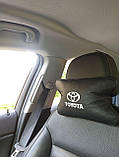 Автомобільний аксесуар в машину з логотипом Toyota з натуральної шкіри подушка для подорожей для водія подарунок, фото 6