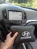 Шкіряна подушка підголівник з вишитим логотипом Hyundai для машини автомобіля на резинці подарунок, фото 7