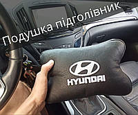 Подголовник кожаная подушка с вышитым логотипом Hyundai для машины автомобиля на резинке подарок