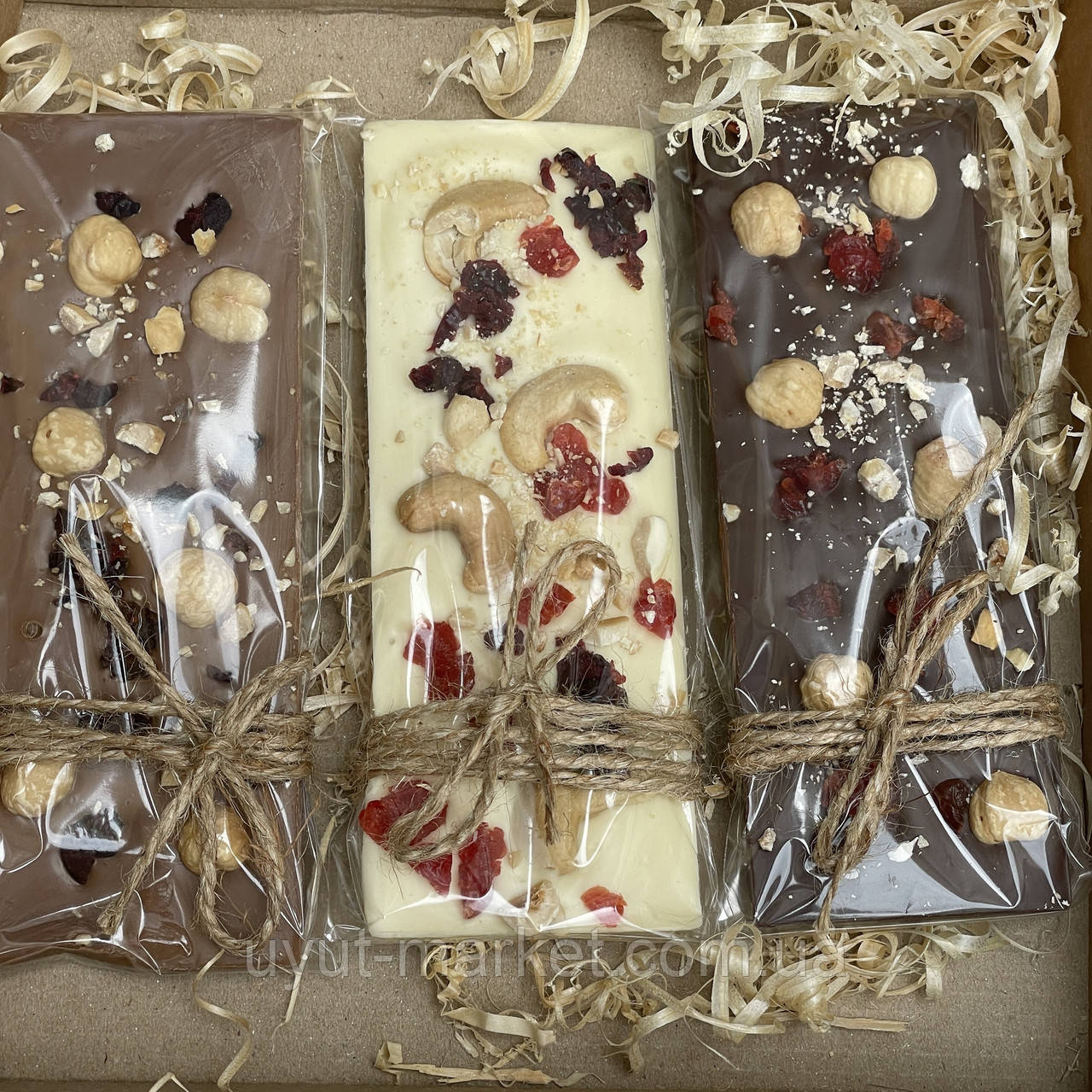 Набір крафтовий натуральний шоколад 3шт MIX  (білий, молочний, чорний)  з горішками, ягодами, пелюстками троянди