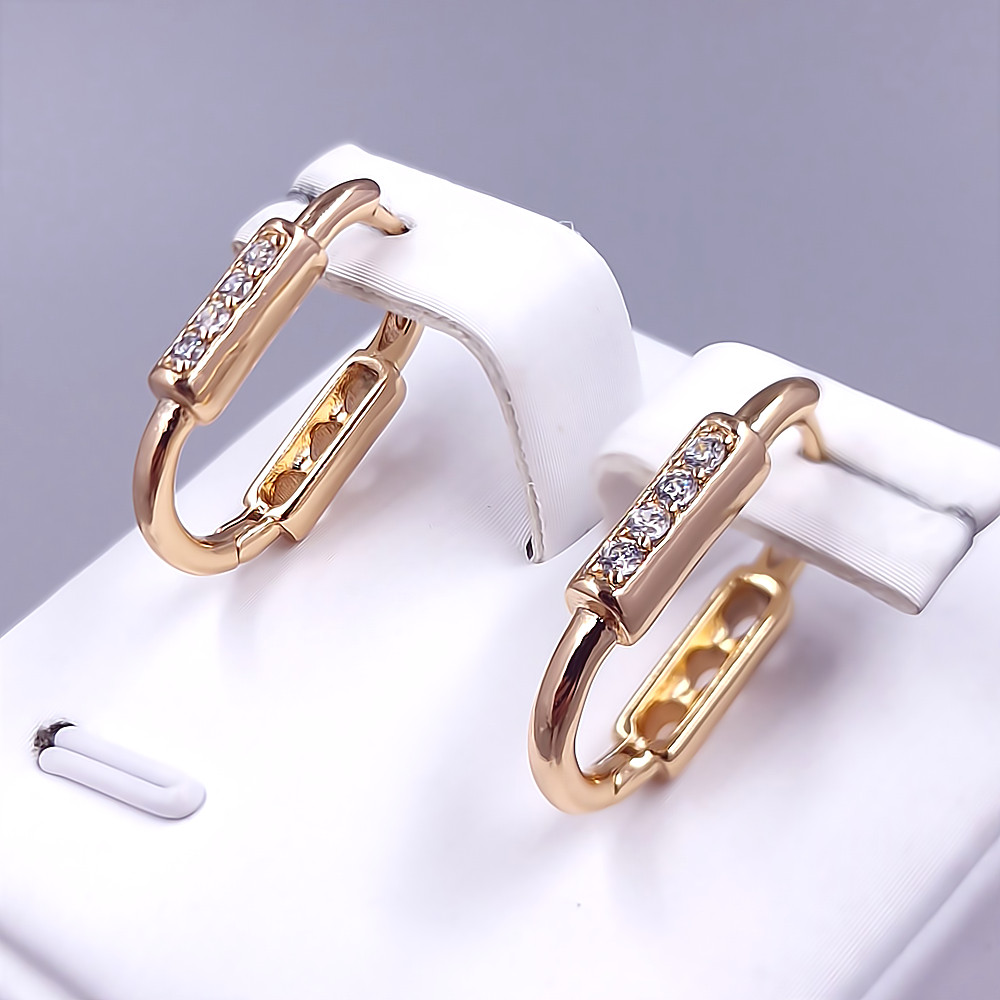 Сережки XР. Позолота 18К. Камені: білий циркон. Довжина: 19 мм. Ширина: 3 мм