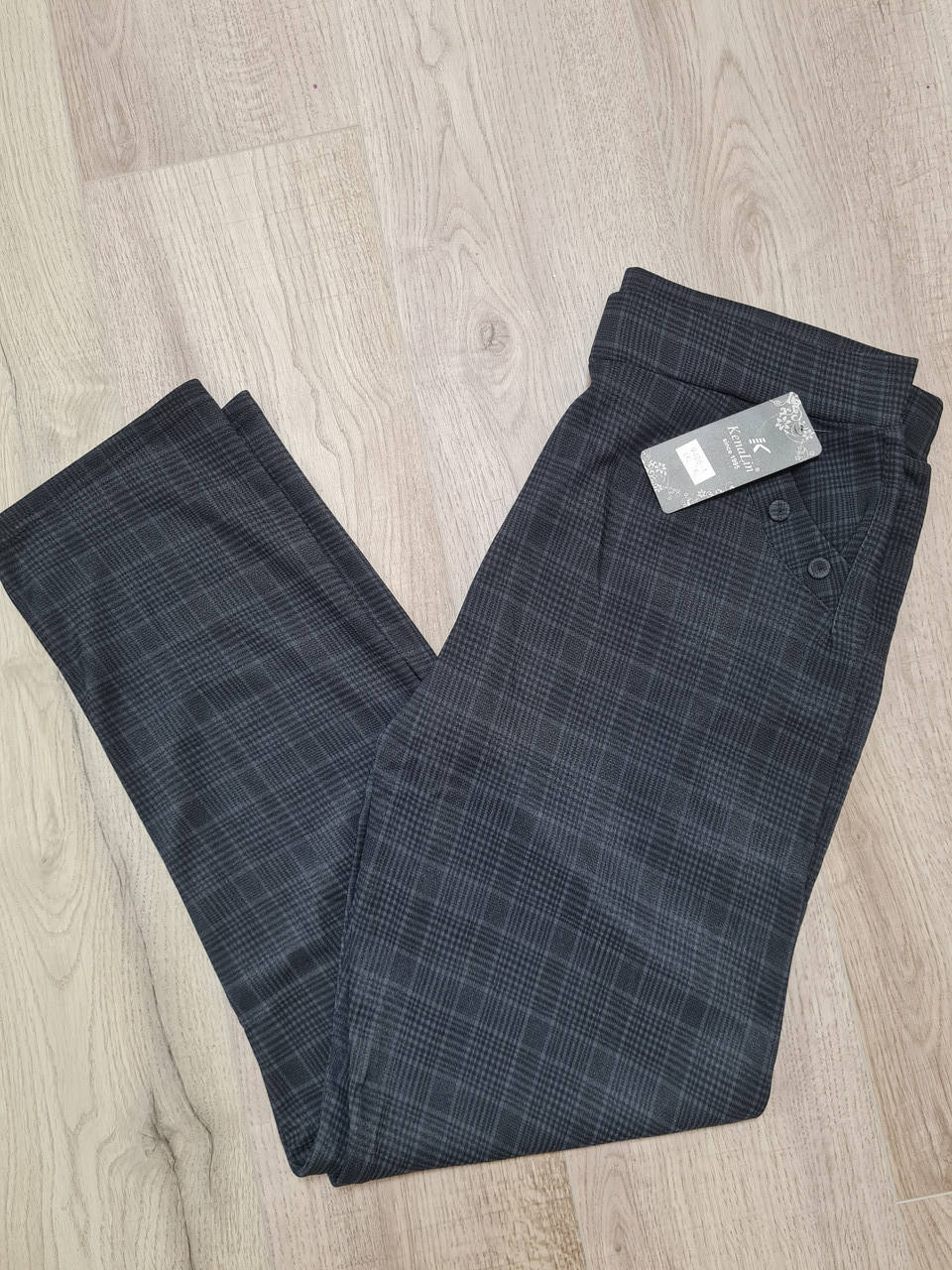 

Женские стрейчевые брюки в клетку.