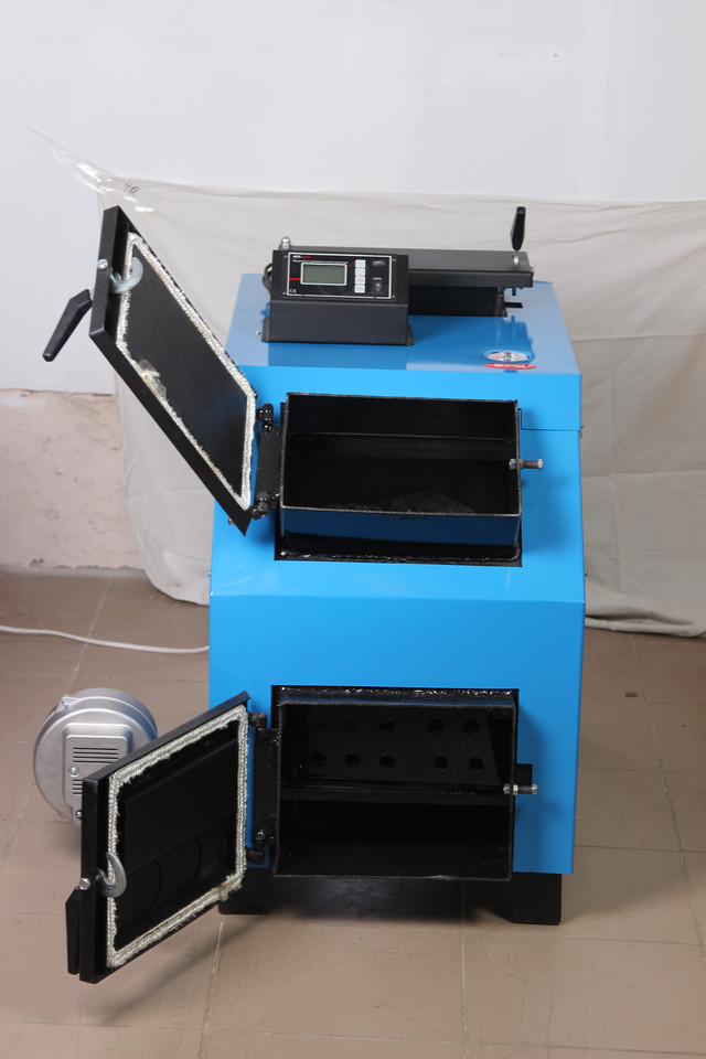 твердопаливний котел тривалого горіння Вогник КОТВ-16ДГ (дверцята відкриті)