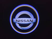 Лазерная подсветка на двери автомобиля с логотипом Nissan