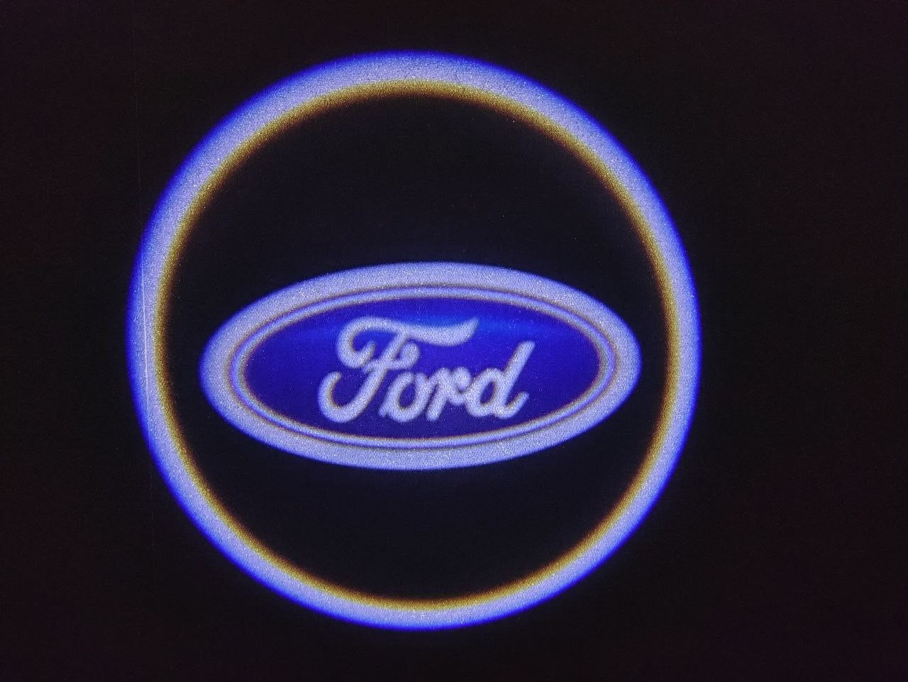 Світлодіодне підсвічування на дверях автомобіля з логотипом Ford