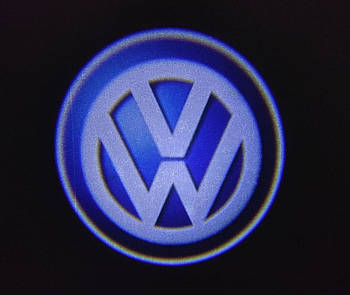 Світлодіодне підсвічування на дверях автомобіля з логотипом Volkswagen