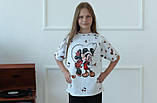 Футболка для дівчинки білого кольору з матеріалу кулір з принтом Міккі  р. 104-158, фото 4