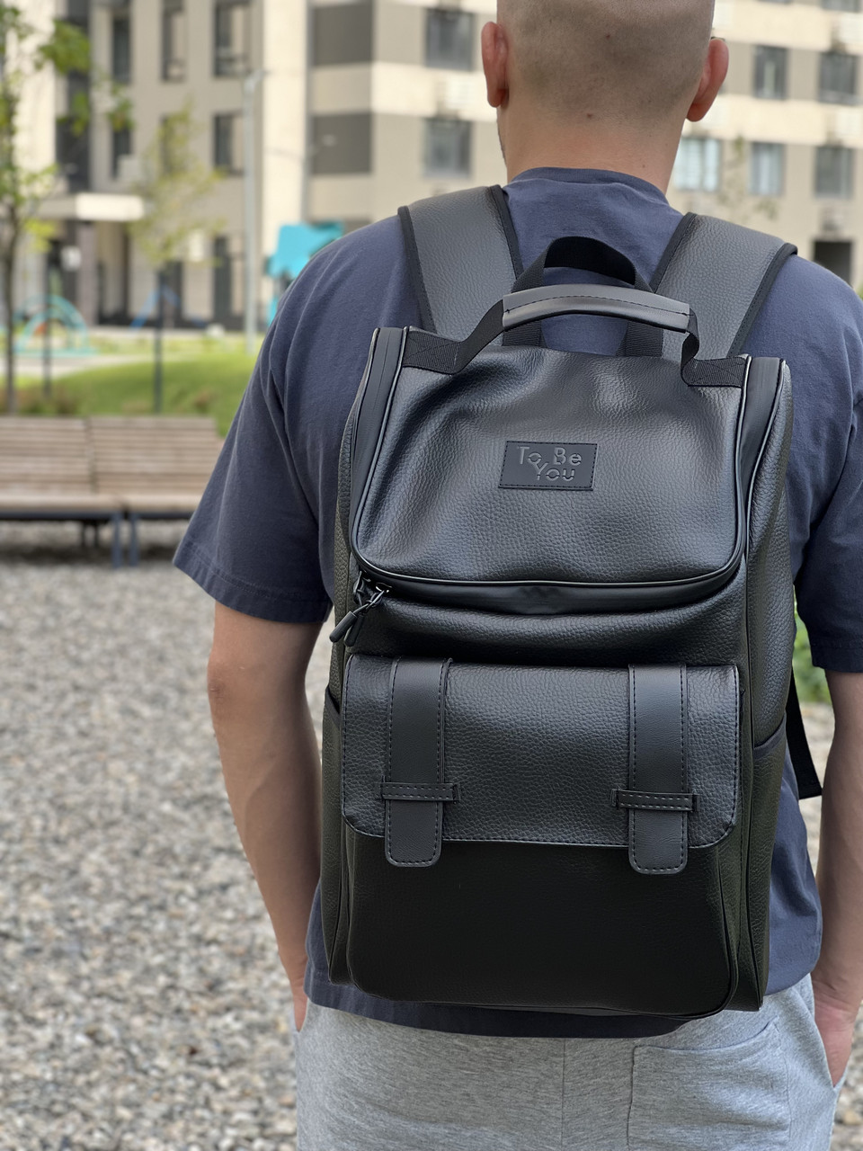 Функціональний рюкзак з екошкіри в чорному кольорі для подорожей, класичний стиль для ноутбука