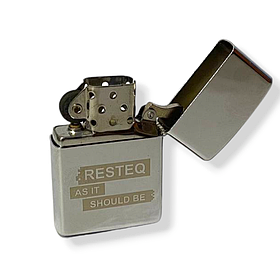 Класична бензинова металева запальничка типу Зіппо із написом "RESTEQ AS IT SHOULD BE". Багаторазова запальничка