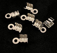 Кінцевики для шнурів з насічками Розмір: довжина 0,8 см Ширина 0,4см Колір - срібло. 10 шт в упаковке