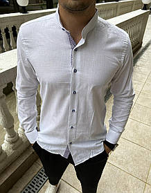 Чоловіча біла лляна сорочка з довгим рукавом і коміром-стійкою