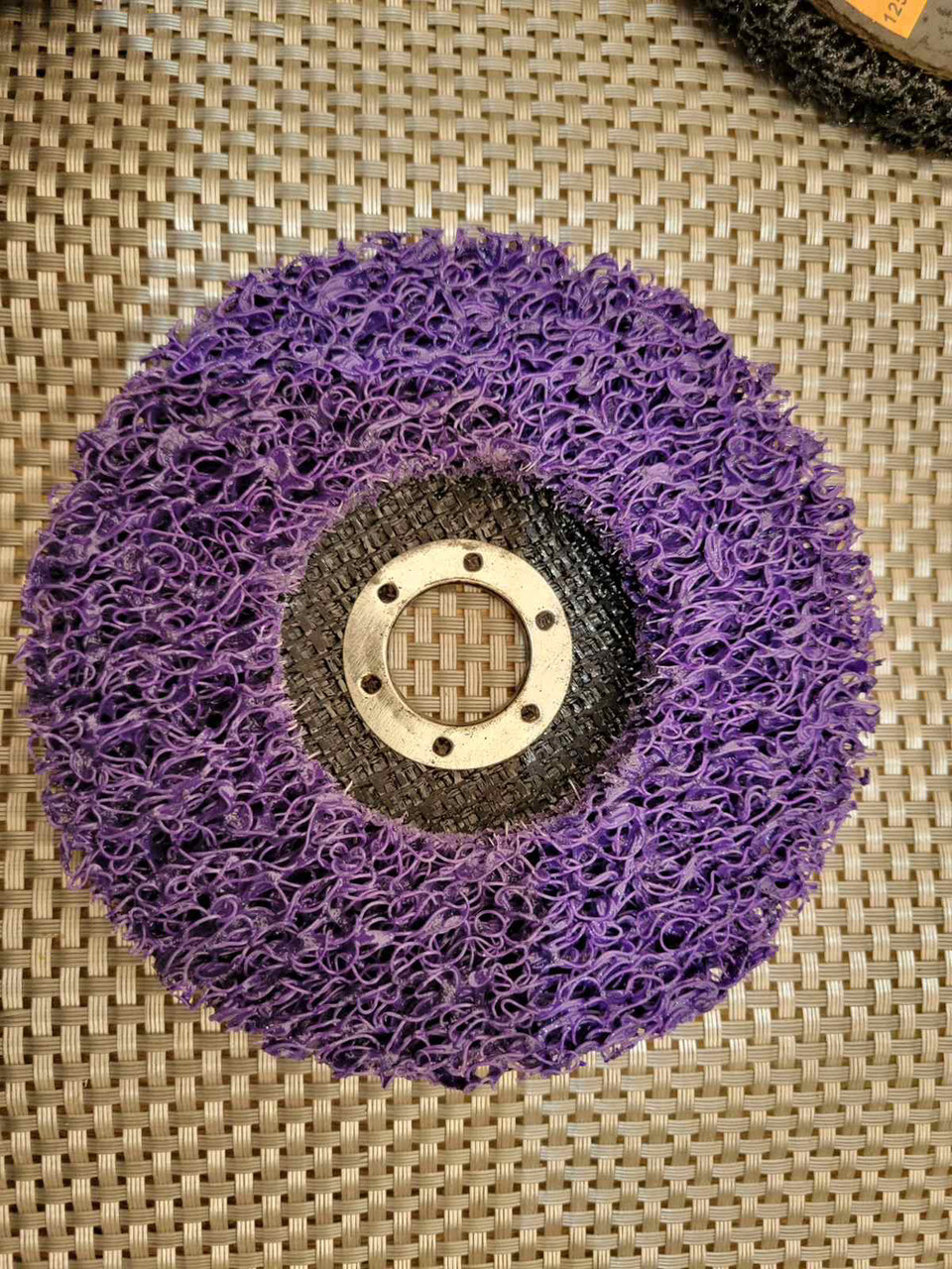 Коло шліфувальн зачистне для видалення ірж зі спіненого абразиву 125,  фіолетовий "Коралл"