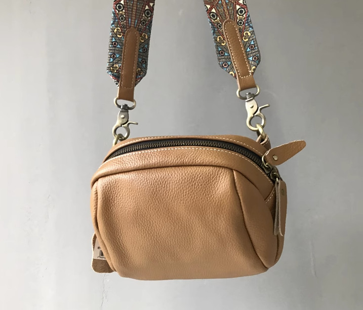 Шкіряна м'яка овальна сумка на широкому ремені С67-КТ-4189 Коричнева, фото 1