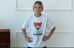 Біла футболка для хлопчика з матеріалу кулір з об'ємною нашивкою ведмедика р. 104-170