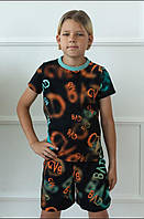 Комплект шорти та футболка для хлопчика чорного кольору з матеріалу кулір з яскравим принтом р. 104-170