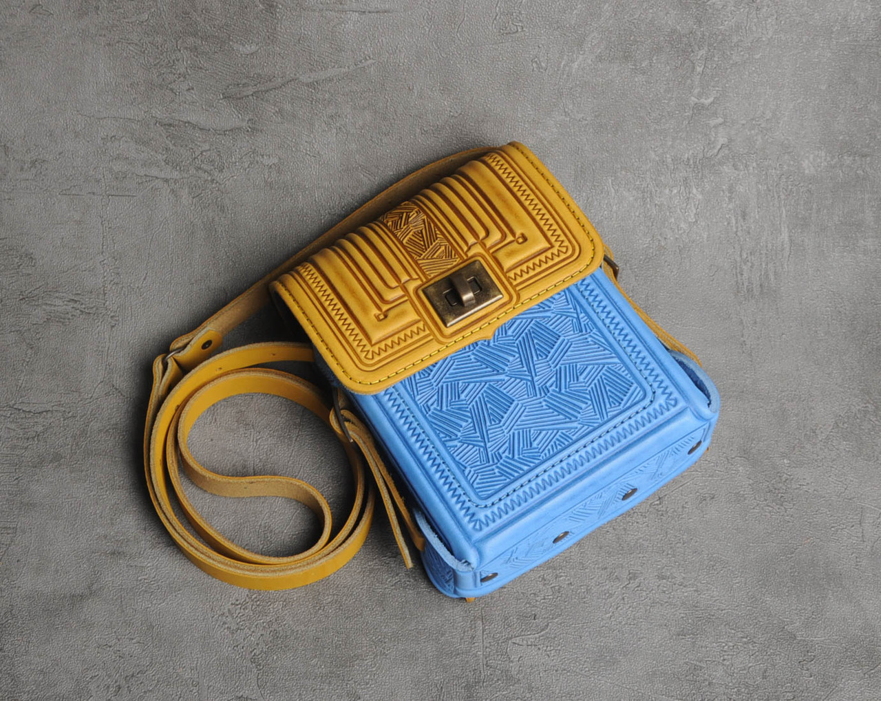 Шкіряна сумка жовто-блакитного кольору ручної роботи з тисненням “Ескіз”, 18×13×6 см, фото 1